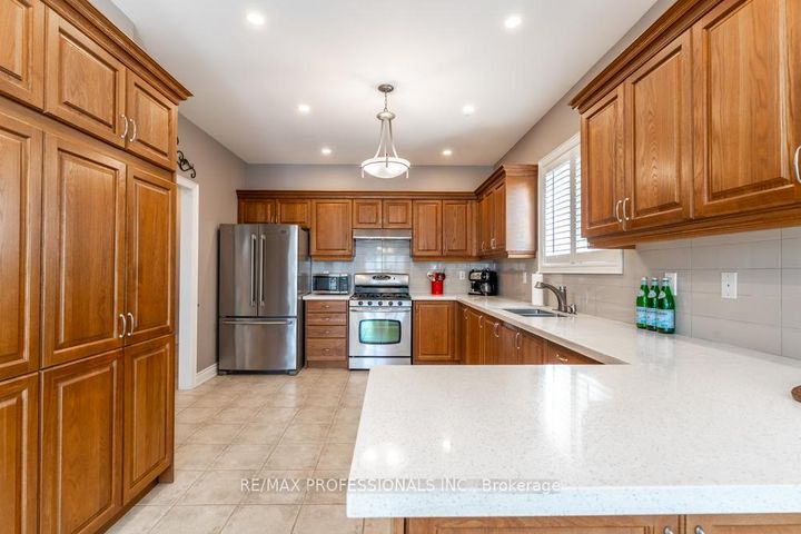Photo 14 at 48 Pieta Place, Vellore Village, Vaughan