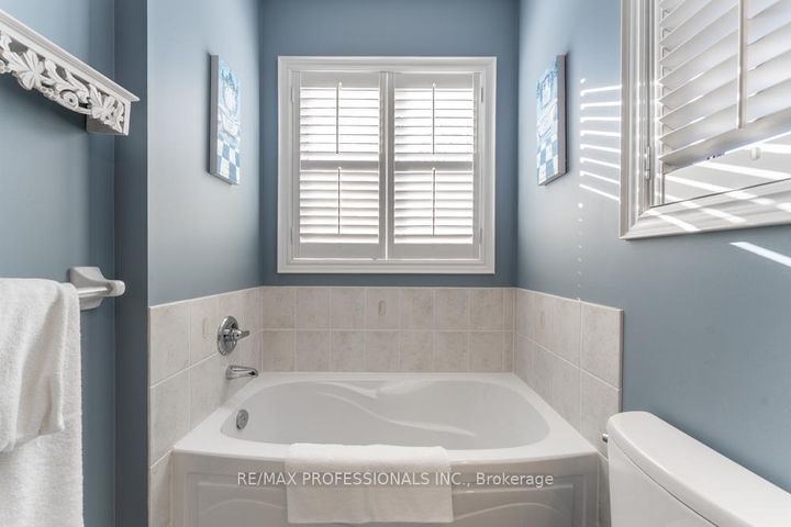 Photo 34 at 48 Pieta Place, Vellore Village, Vaughan