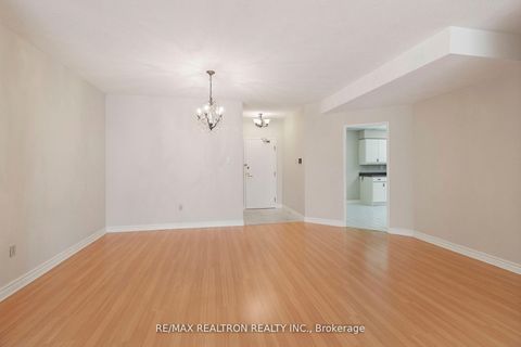 Photo 6 at 307 - 333 Clark Avenue W, Yorkhill, Vaughan