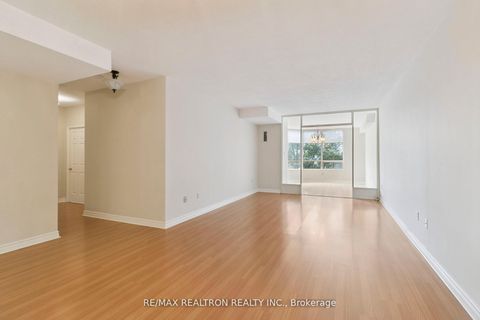 Photo 8 at 307 - 333 Clark Avenue W, Yorkhill, Vaughan