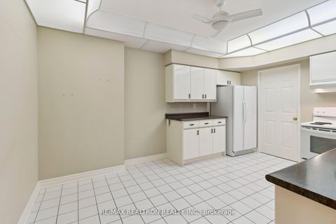 Photo 12 at 307 - 333 Clark Avenue W, Yorkhill, Vaughan