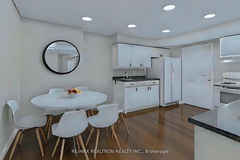 Photo 13 at 307 - 333 Clark Avenue W, Yorkhill, Vaughan