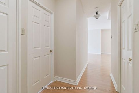 Photo 22 at 307 - 333 Clark Avenue W, Yorkhill, Vaughan