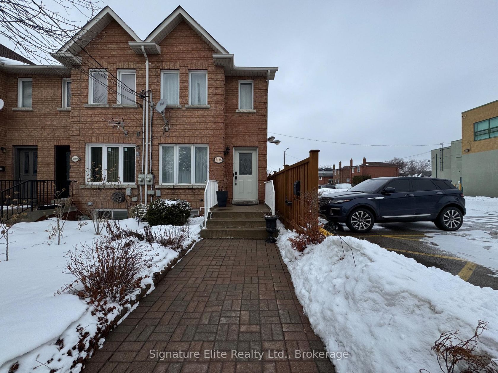 2138 Eglinton Avenue W, Belgravia, Toronto photo number 2