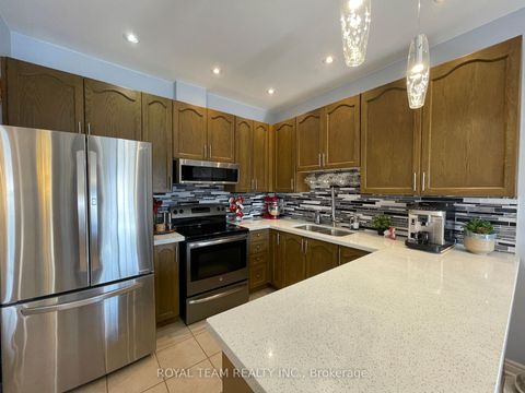 Photo 7 at 66 Canyon Gate Crescent, Rural Vaughan, Vaughan