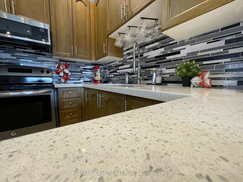 Photo 8 at 66 Canyon Gate Crescent, Rural Vaughan, Vaughan