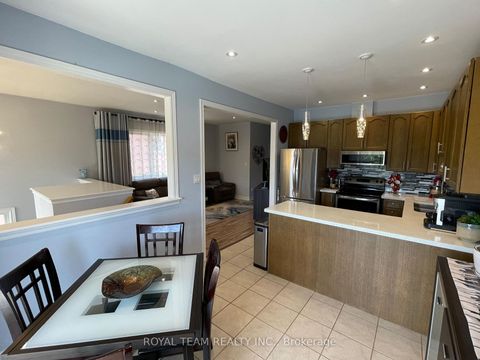 Photo 10 at 66 Canyon Gate Crescent, Rural Vaughan, Vaughan