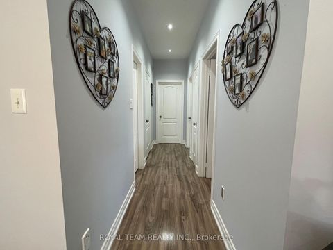 Photo 11 at 66 Canyon Gate Crescent, Rural Vaughan, Vaughan