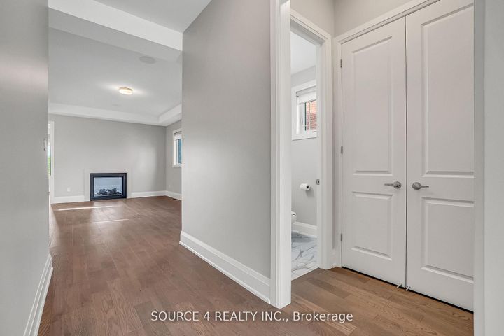 Photo 3 at 522 Kleinburg Summit Way, Kleinburg, Vaughan