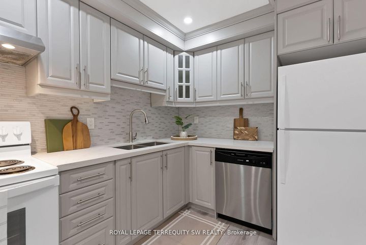 Photo 11 at 158 Woody Vine Way, Bayview Village, Toronto