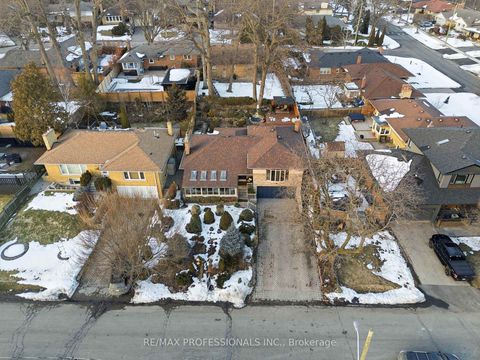 Photo 2 at 21 Ivy Lea Crescent, Queensway, Toronto