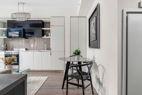 Photo 11 at 303 - 6 Parkwood Avenue, Casa Loma, Toronto