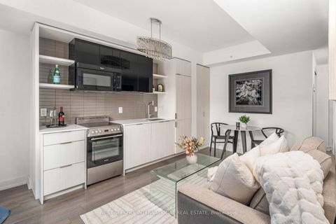 Photo 12 at 303 - 6 Parkwood Avenue, Casa Loma, Toronto