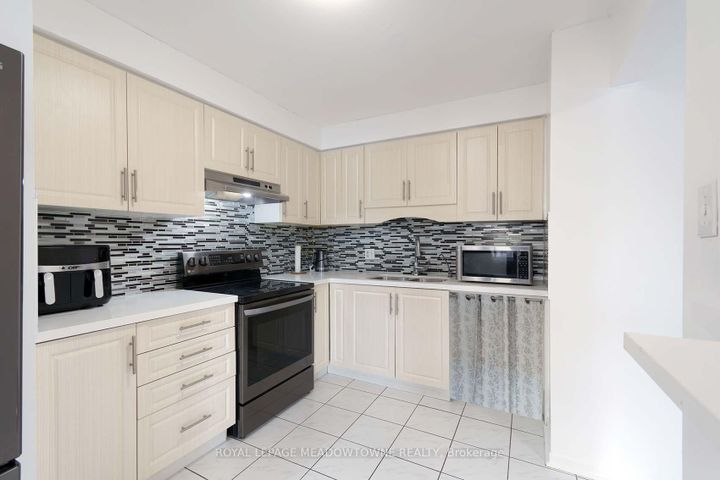 Photo 10 at 32 - 2075 Asta Drive S, Cooksville, Mississauga