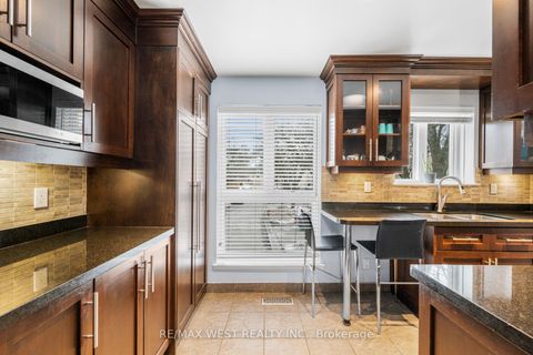 Photo 5 at 25 Proudbank Millway, Windfields, Toronto