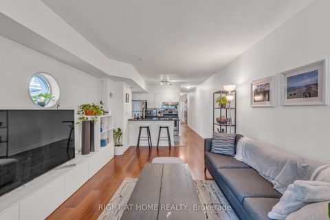 Photo 12 at 202 - 600 Queens Quay W, Waterfront Communities C1, Toronto