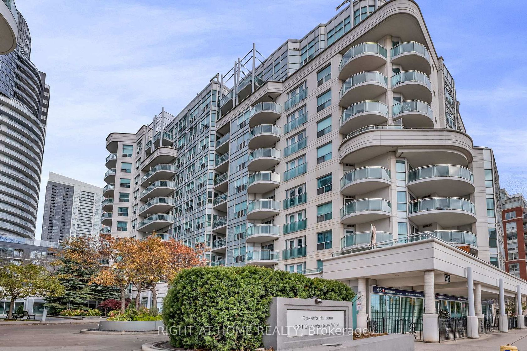 202 - 600 Queens Quay W, Waterfront Communities C1, Toronto by Loree Meneguzzi Real Estate 202 - 600 Queens Quay W, Waterfront Communities C1, Toronto