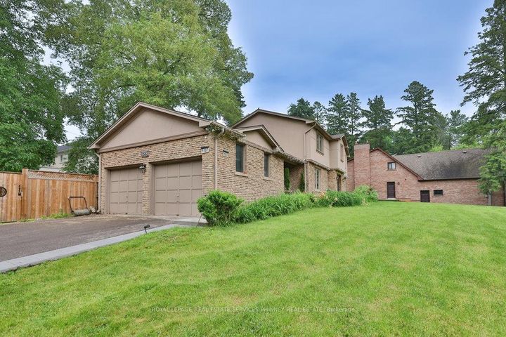 Photo 1 at 386 Pinetree Way, Mineola, Mississauga