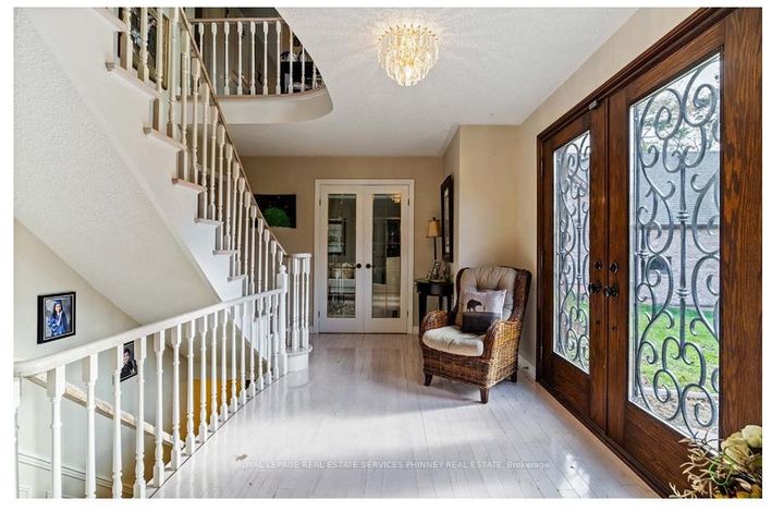 Photo 5 at 386 Pinetree Way, Mineola, Mississauga