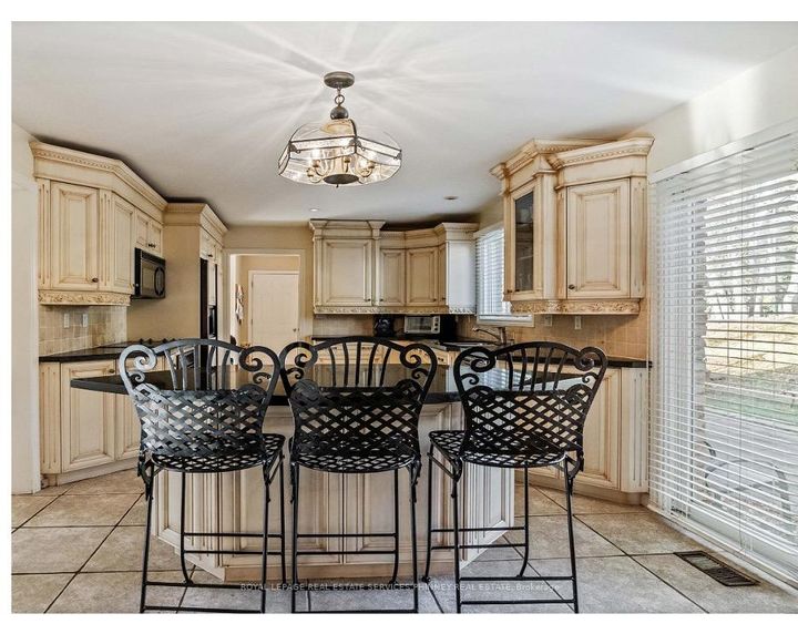 Photo 7 at 386 Pinetree Way, Mineola, Mississauga