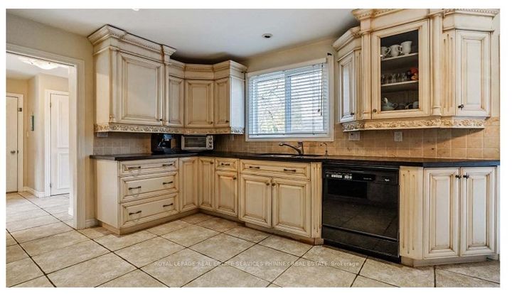 Photo 8 at 386 Pinetree Way, Mineola, Mississauga