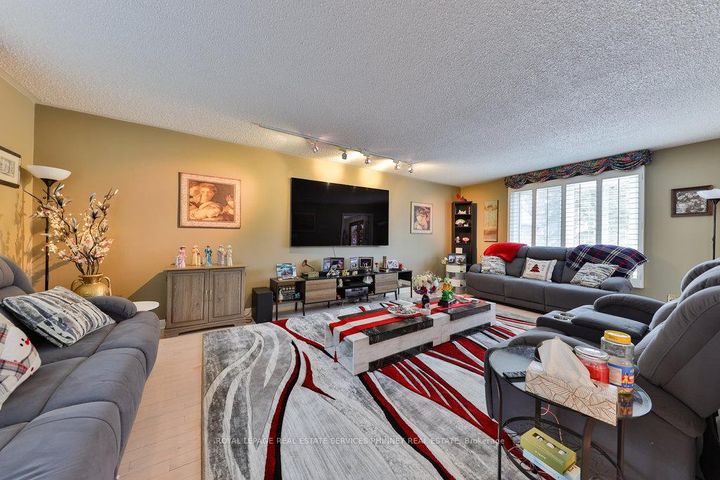 Photo 12 at 386 Pinetree Way, Mineola, Mississauga