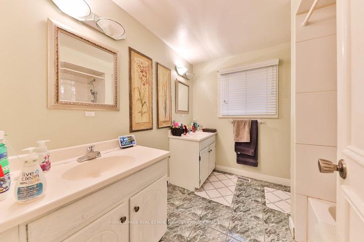 Photo 21 at 386 Pinetree Way, Mineola, Mississauga