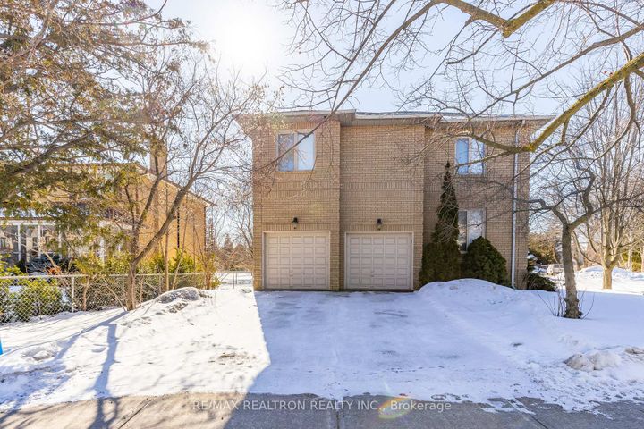 Photo 3 at 1 Sunforest Court, Newtonbrook West, Toronto