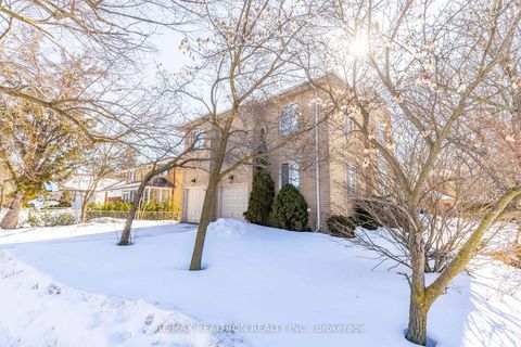 Photo 2 at 1 Sunforest Court, Newtonbrook West, Toronto