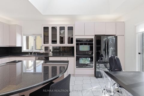 Photo 13 at 1 Sunforest Court, Newtonbrook West, Toronto