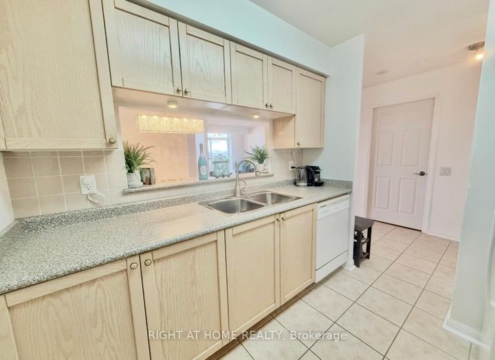 Photo 11 at 622 - 650 Lawrence Avenue W, Lawrence, Toronto