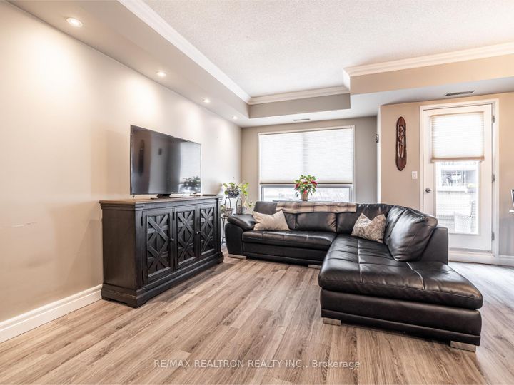 Photo 4 at 306 - 9 Greenbriar Road, Bayview Village, Toronto
