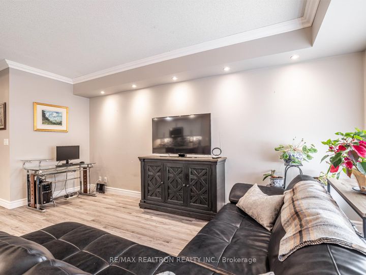 Photo 6 at 306 - 9 Greenbriar Road, Bayview Village, Toronto