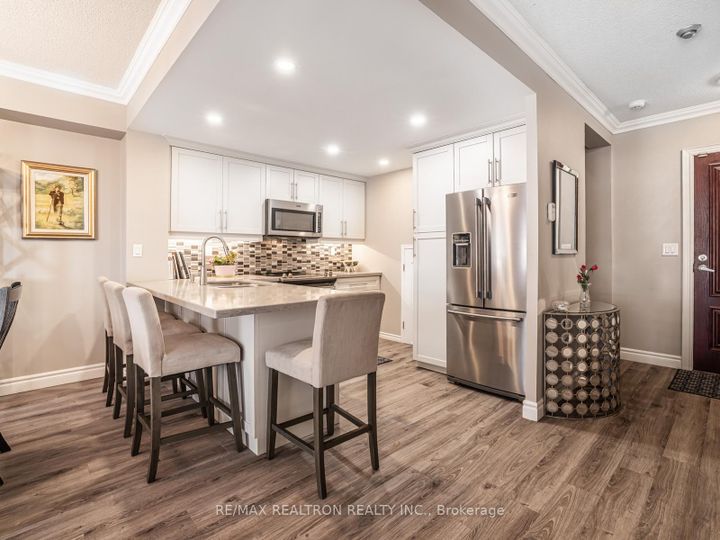 Photo 8 at 306 - 9 Greenbriar Road, Bayview Village, Toronto