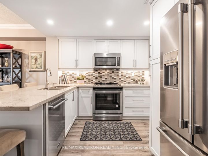 Photo 9 at 306 - 9 Greenbriar Road, Bayview Village, Toronto