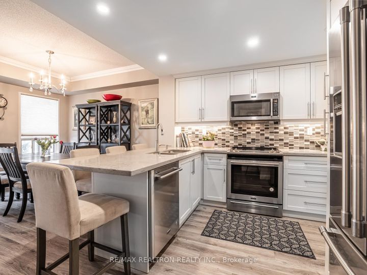 Photo 10 at 306 - 9 Greenbriar Road, Bayview Village, Toronto