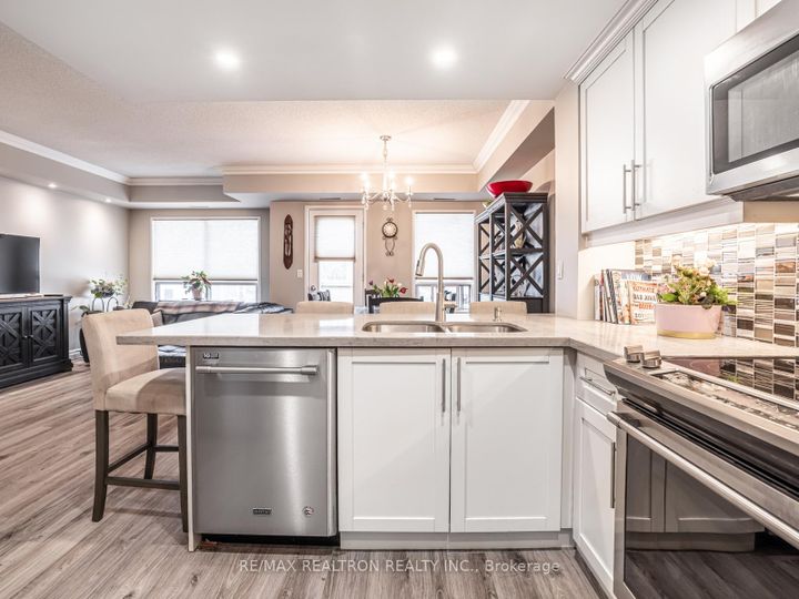 Photo 11 at 306 - 9 Greenbriar Road, Bayview Village, Toronto