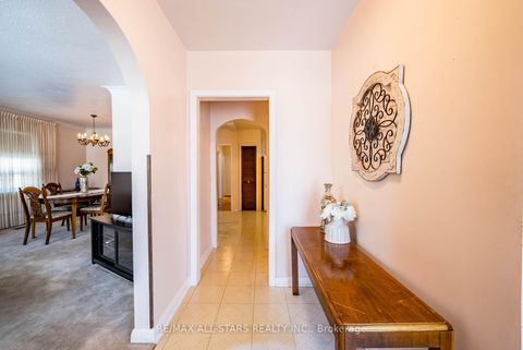 Photo 7 at 394 Osiris Drive, Crosby, Richmond Hill