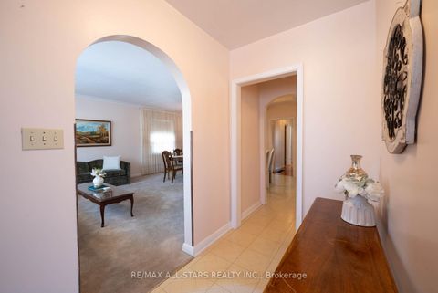 Photo 8 at 394 Osiris Drive, Crosby, Richmond Hill