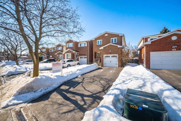 Photo 4 at 16 Ferri Crescent, Heart Lake West, Brampton