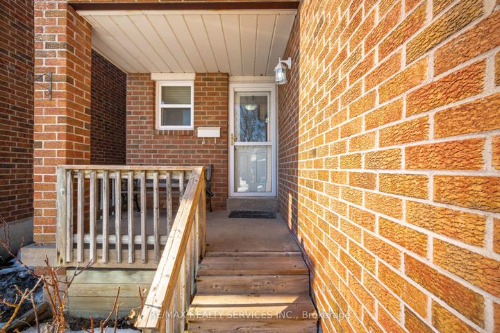 Photo 6 at 16 Ferri Crescent, Heart Lake West, Brampton