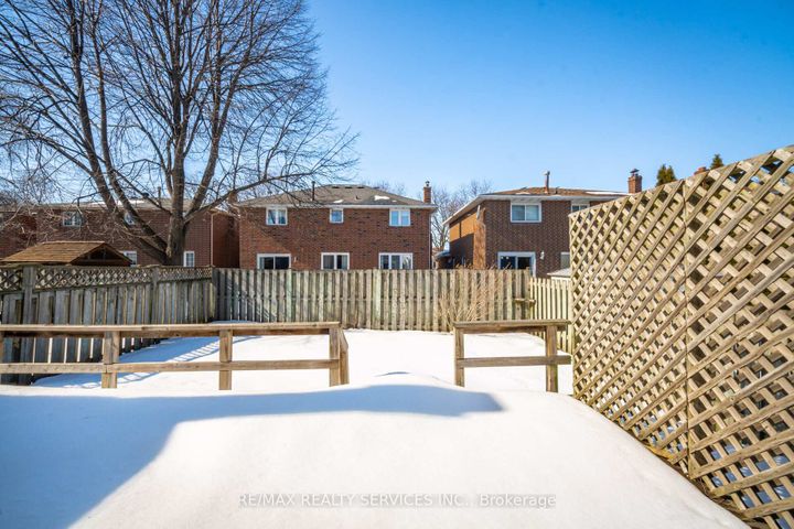 Photo 45 at 16 Ferri Crescent, Heart Lake West, Brampton