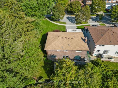 Photo 2 at 19 Holita Road, Newtonbrook West, Toronto