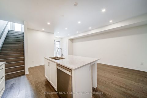 Photo 8 at 136 Adario Crescent, Vellore Village, Vaughan