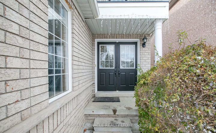 Photo 2 at 29 Dewridge Court, Wellington, Brampton