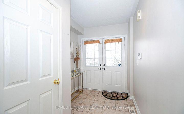 Photo 3 at 29 Dewridge Court, Wellington, Brampton
