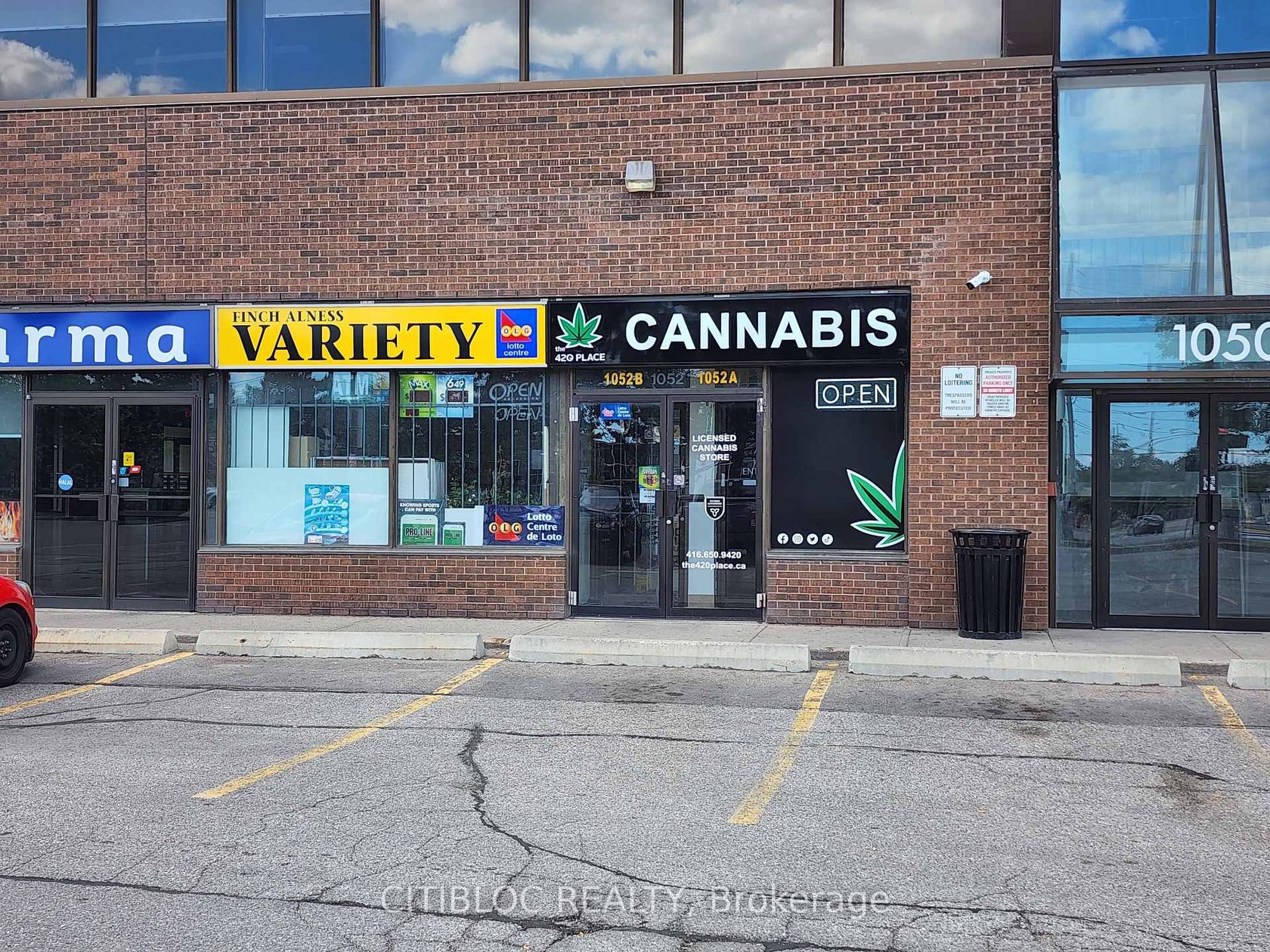 1052 A Finch Avenue W, York University Heights, Toronto photo number 2