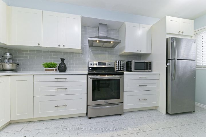 Photo 2 at 74 - 80 Lynden Circle, Georgetown, Halton Hills