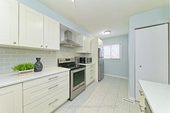 Photo 6 at 74 - 80 Lynden Circle, Georgetown, Halton Hills