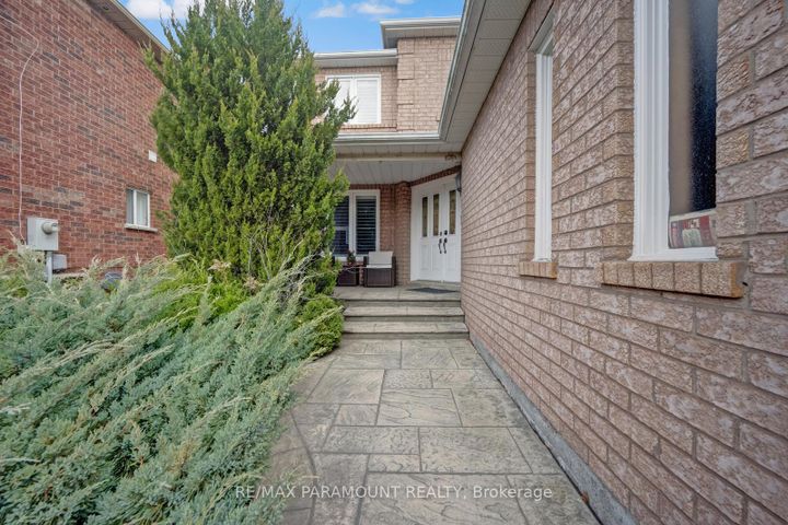 Photo 3 at 6371 Ormindale Way, East Credit, Mississauga